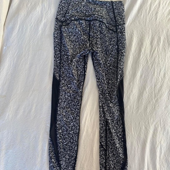 Lululemon black and white leggings - Picture 3 of 4